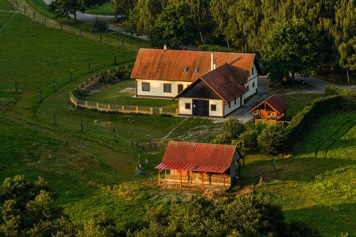 Prodej rodinného domu 474 m², pozemek 4553 m²